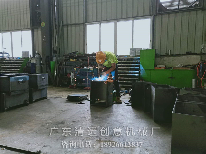 工廠生產(chǎn)車間員工正在進(jìn)行多片鋸機械焊接工作