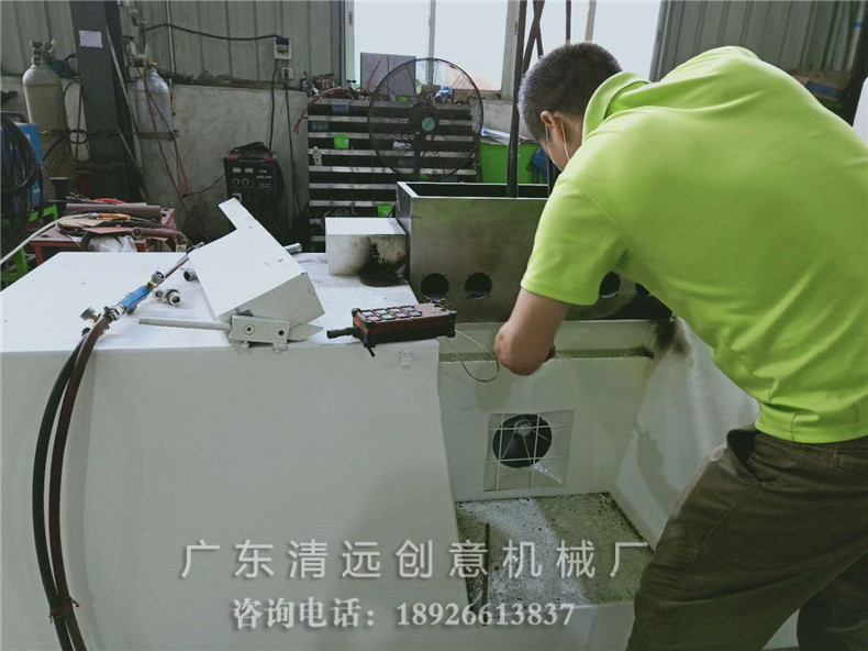 工廠生產(chǎn)車間一角，工人師傅正在制造多片鋸機(jī)型