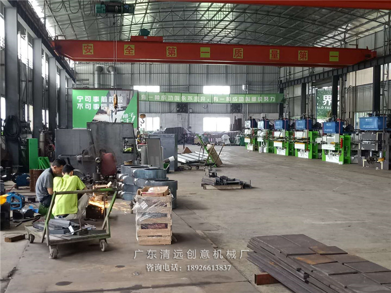 多片鋸生產(chǎn)車間一角，工人們正在認(rèn)真有序的工作