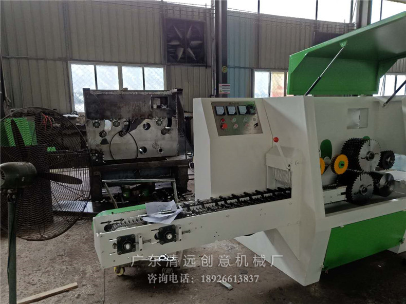 工廠生產(chǎn)車間正在生產(chǎn)的圓木多片鋸機(jī)器，采用V型鏈條送料更穩(wěn)，超薄鋸片更省材