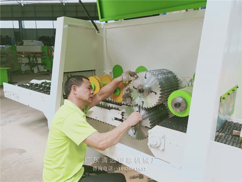 圓木多片鋸，技術(shù)師傅正在調(diào)試安裝鋸片，此機(jī)型全部開片