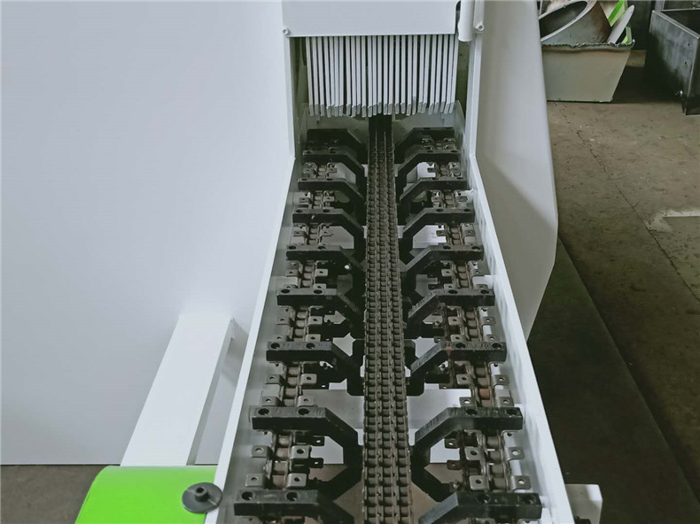 圓木多片鋸采用V型送料鏈自動(dòng)居中，送料更穩(wěn)