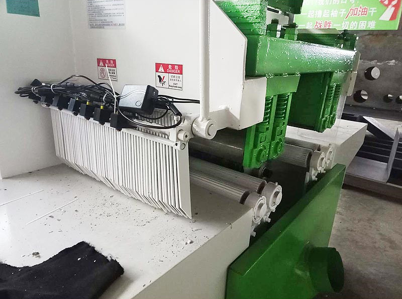 方木多片鋸進(jìn)料口安裝有反彈片，防止木料反彈的作用