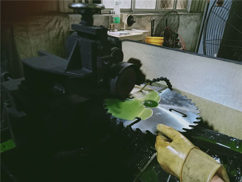 合金鋸片車間正在做防銹金磨液，使鋸片更耐用，鋸出的板材更光滑
