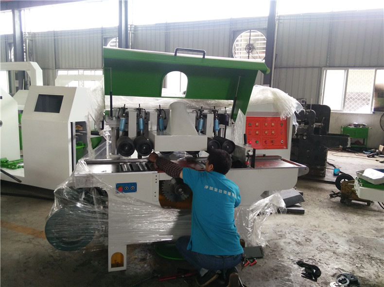 多片鋸車間正在生產(chǎn)的單軸方木多片鋸機(jī)器，采用上下升降氣動壓輪夾緊，進(jìn)料出料更穩(wěn)