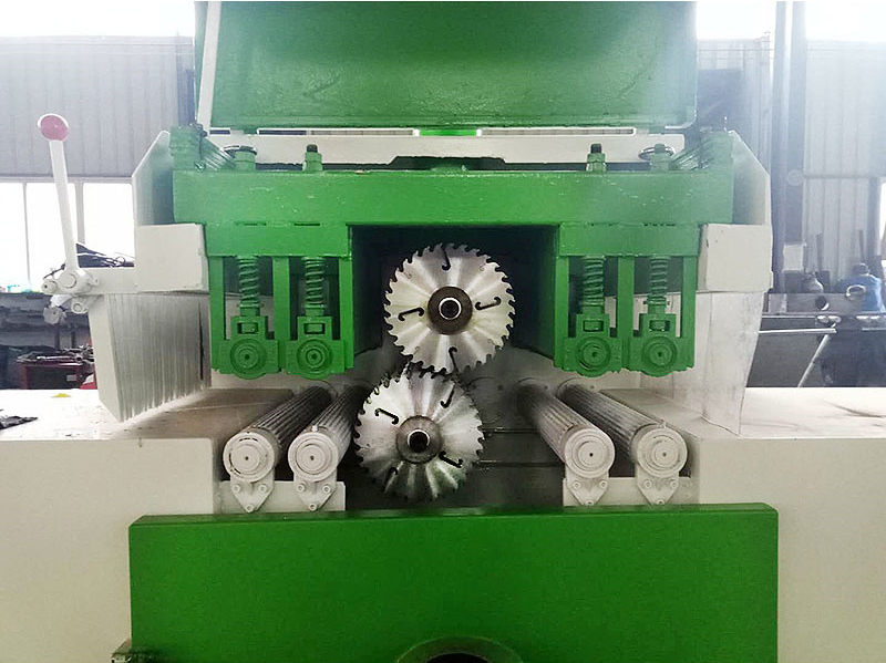 上下軸方木多片鋸合金鋸片每工作8小時(shí)應(yīng)修整好，墊套需用擦機(jī)布擦干凈