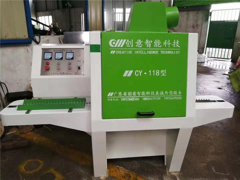 全自動原木多片鋸日常維護，主軸芯在更換多鋸片時應(yīng)用水對孔沖一次，或者用風槍對準0里面的出水口吹風，使臟物吹出，確保出水孔暢通