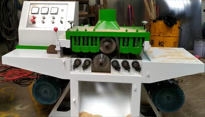 方木多片鋸在高溫切削時刀具與工件之間的合金元素相互擴散，使刀具材料物理性及力學性能降低導致加劇刀具磨損。