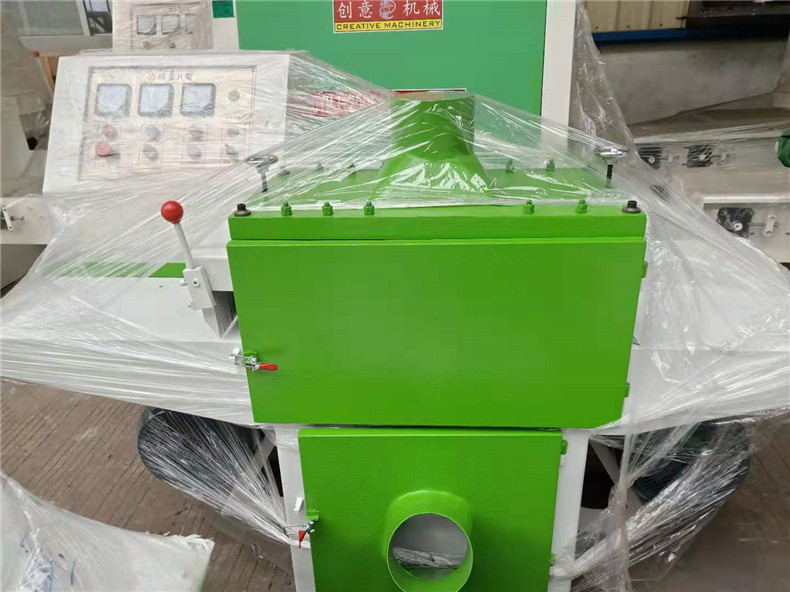 新款3060型方木多片鋸的主軸加大了，經(jīng)過必要的動平衡及熱處理，保證其高轉(zhuǎn)速下的穩(wěn)定性能及耐磨耐腐蝕性能。