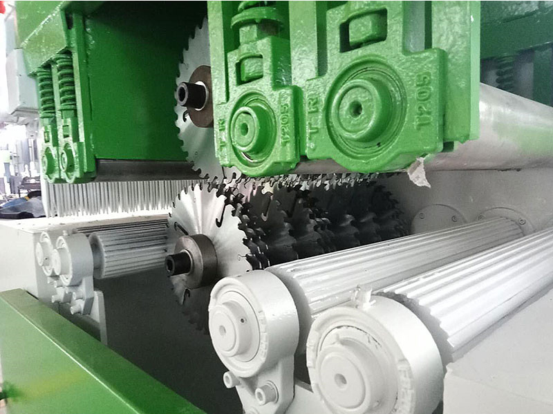 多片鋸梯平齒鋸片修磨起來(lái)較為復(fù)雜，但它鋸切時(shí)可不容易產(chǎn)生崩裂，常用于鋸切人造板、防火板的鋸切