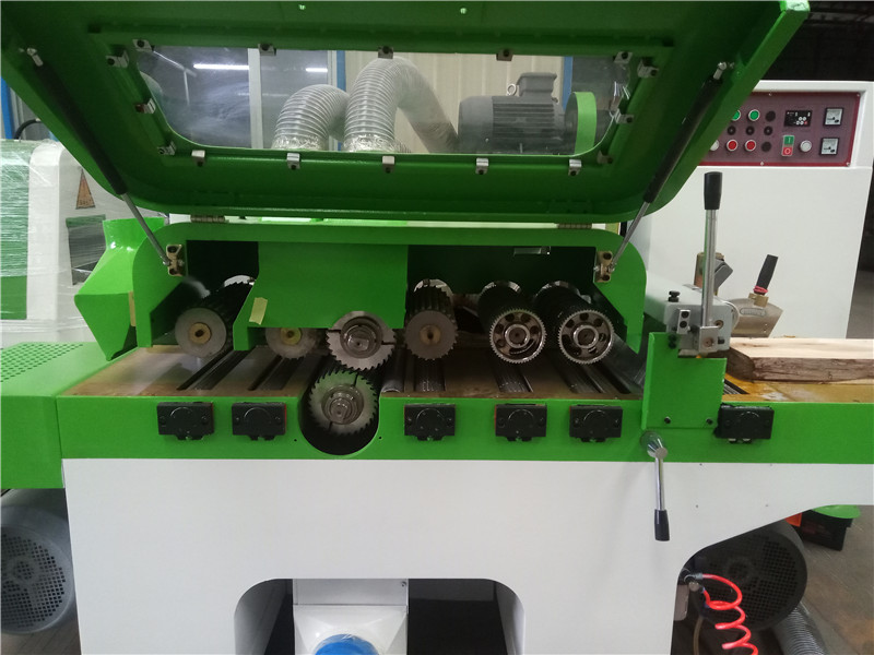 上下軸方木多片鋸開板有鋸痕，檢查墊套是否同樣大小。