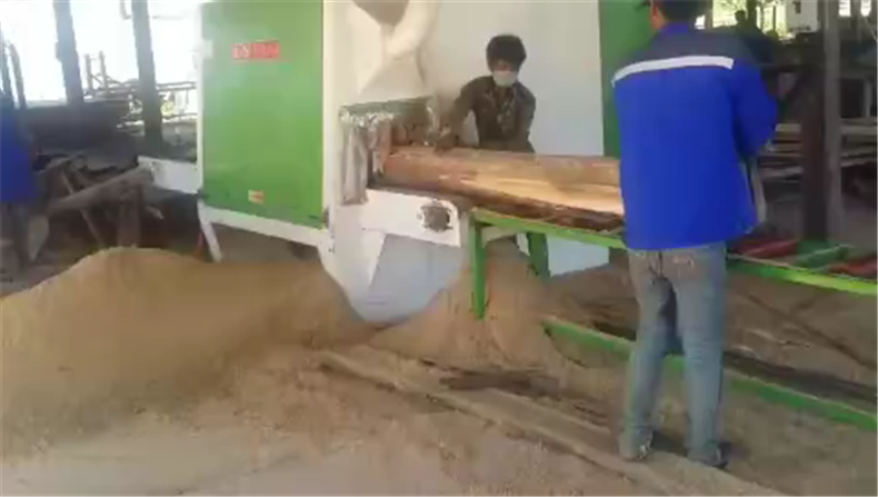 350型圓木多片鋸，可鋸直徑200~350MM的圓木開破加工，智能變頻V形鏈板送料，圓木自動對中，送料強勁有力，操作安全。