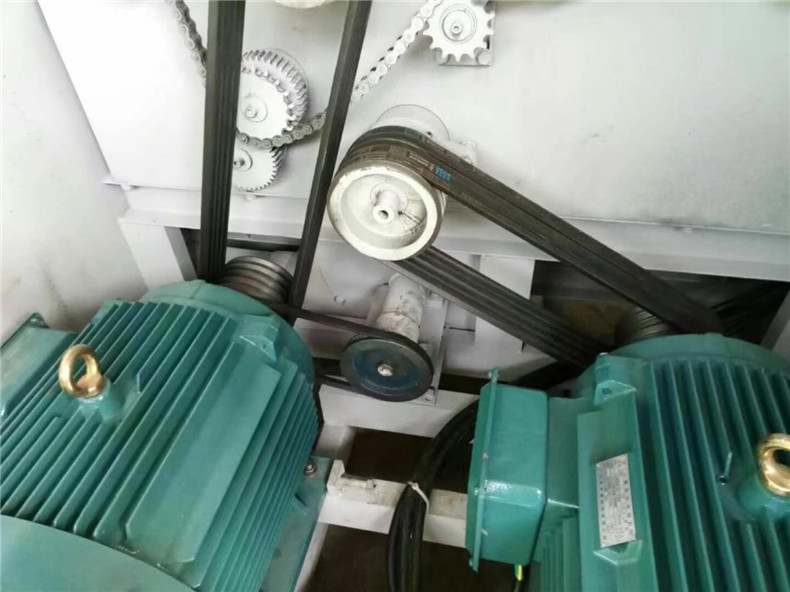 木工多片鋸齒輪齒面磨損：潤(rùn)滑油不足或油質(zhì)不清潔會(huì)造成齒面磨粒磨損，使齒廓改變，側(cè)隙加大，以至由于齒輪過(guò)度減薄導(dǎo)致斷齒。