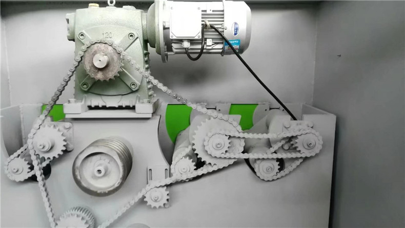 木工多片鋸齒輪在實(shí)踐嚙合過(guò)程中，既有相對(duì)翻滾，又有相對(duì)滑動(dòng)，并且相對(duì)滑動(dòng)的摩擦力在節(jié)點(diǎn)兩邊的方向相反，然后發(fā)生脈動(dòng)載荷。當(dāng)“點(diǎn)蝕”擴(kuò)展連成片時(shí)，構(gòu)成齒面上金屬塊脫落。