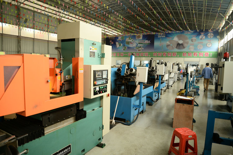 多片鋸加工完，板材出現(xiàn)表面有毛刺、粗糙、起毛等問題，多次使用依舊出現(xiàn)，表示多片鋸鋸片要進(jìn)行修磨了。