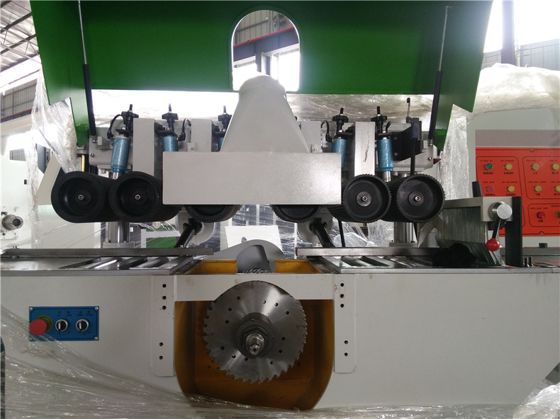 板材方木多片鋸加工門套線的規(guī)格有哪些?門套線的長度,一般是指臉線的寬度,如果家中是做歐式或古典風格,那么臉線的寬度就可以寬些,一般會達到10-12cm左右,而且其他裝修風格的,一般做6-8cm就可以了。