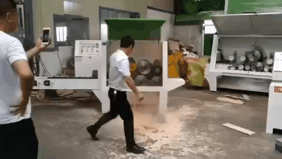 選購新型圓木多片鋸首先從圓木的直徑來考慮，不同型號(hào)的新型圓木多片鋸可以滿足的圓木直徑不同，我們需要根據(jù)自身需要切割的圓木直徑來選擇合適范圍的機(jī)器。