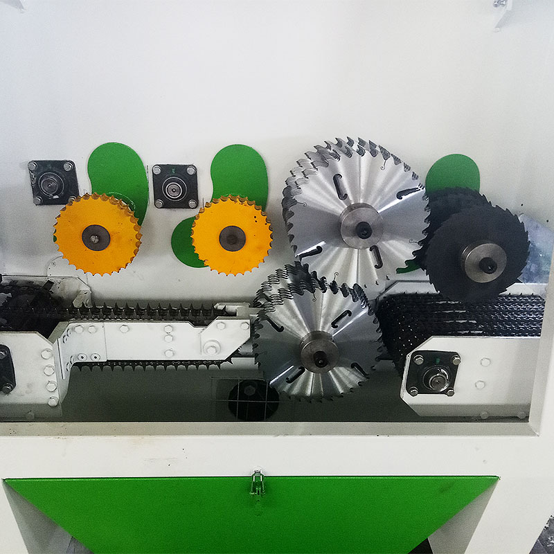 方木多片鋸在鋸片出現(xiàn)掉齒，或者變鈍的情況要及時(shí)更換以及到專業(yè)的進(jìn)行修磨操作。