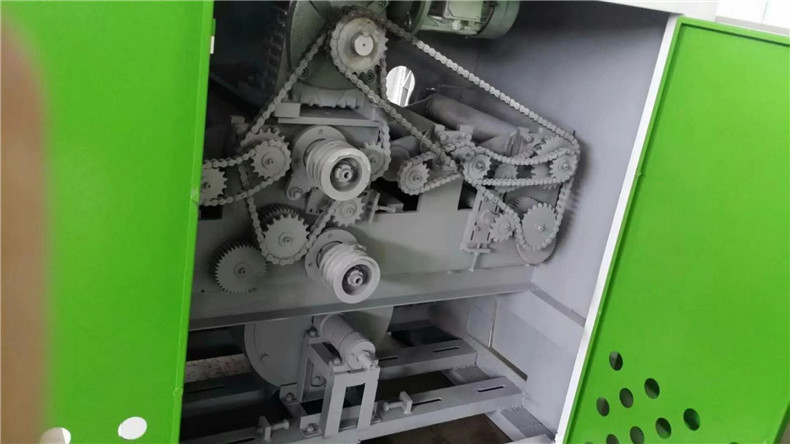 空轉(zhuǎn)的情況下，木工圓木多片鋸的主軸有異響噪音過大，可能是軸承損壞或出現(xiàn)問題，如果主軸裝有鋸片墊套的情況下出現(xiàn)過大的噪單，原因主要有軸有彎曲，這種情況，必須更換新的主軸；如果不是由于軸彎曲產(chǎn)生的噪音，檢查是否是墊套的內(nèi)孔過大，出現(xiàn)失重，更換合適的墊套即可。