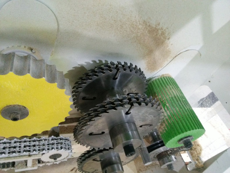 杉木圓木多片鋸單片板呈現(xiàn)臺階錯位。因為部分鋸片焚毀、變形形成的。解決方法：找到相對應的方位，替換鋸片后，再查看效果；送料壓輪呈現(xiàn)跑位，送料鏈條呈現(xiàn)擺布搖擺。