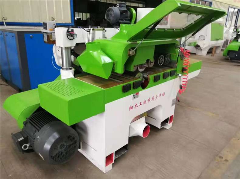 安裝木工機(jī)械方木多片鋸鋸片時(shí)，必須確保每根軸的墊套位置平行，否則容易產(chǎn)生鋸片燒壞及損壞。