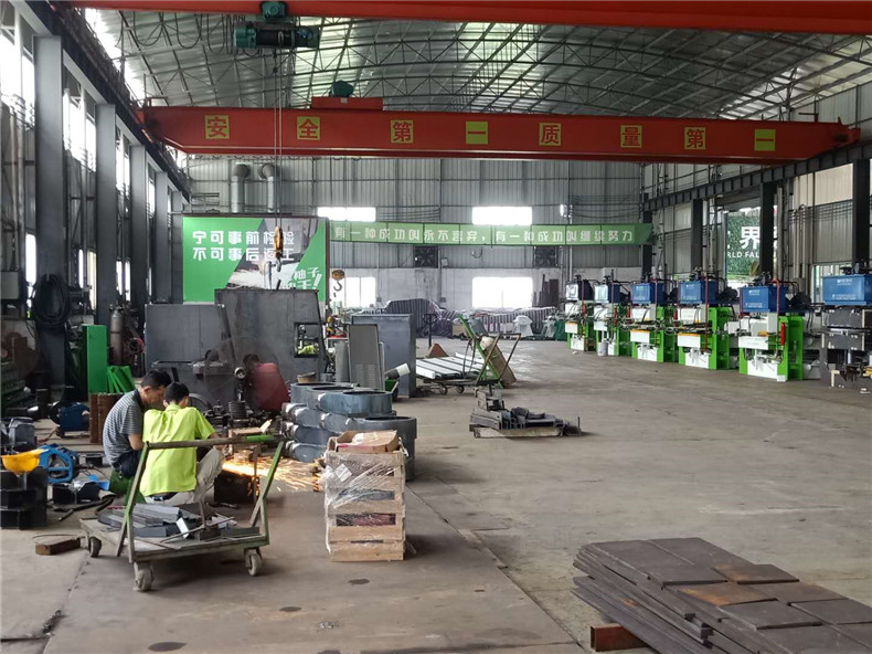 廣東創(chuàng)意木工機(jī)械廠家對(duì)于多片鋸品牌設(shè)備的自主研發(fā)，不只是保證圓木多片鋸、方木多片鋸設(shè)備的質(zhì)量，同時(shí)也不曾停止過對(duì)圓木方木多片鋸性能的提升，以及功能的完善。