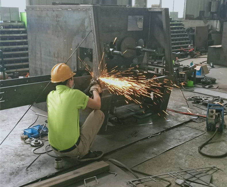 創(chuàng)意多片鋸木工機(jī)械廠生產(chǎn)車(chē)間