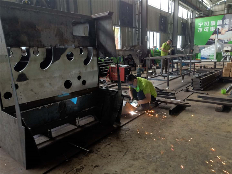 創(chuàng)意多片鋸生產(chǎn)車(chē)間